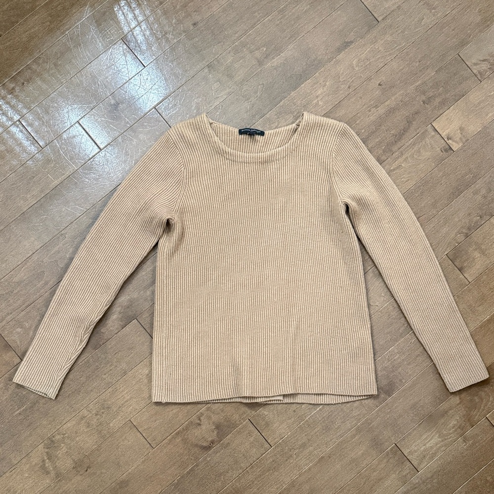 Banana Republic Split Back Sweater. Women’s M. GUC.